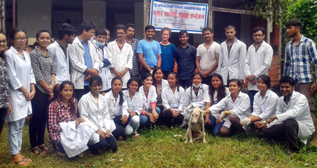 Michelle Connolly, HART vet Dr Sanjiv Pandit and the 7th Semester veterinary students at the AFU
