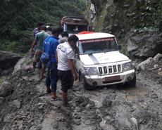 Stuck in deep mud on the way up to Kalopani