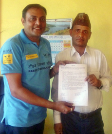 Mr Lok Bahadur Bhandari, CEO of Lekhnath Municipality (R) and Khageshwaar Sharma, HART Director (L), have signed an MOU to cover our activities in Lekhnath