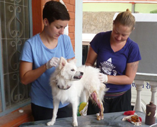 Volunteers Corie Owen (L) and Lucy Taylor (R)